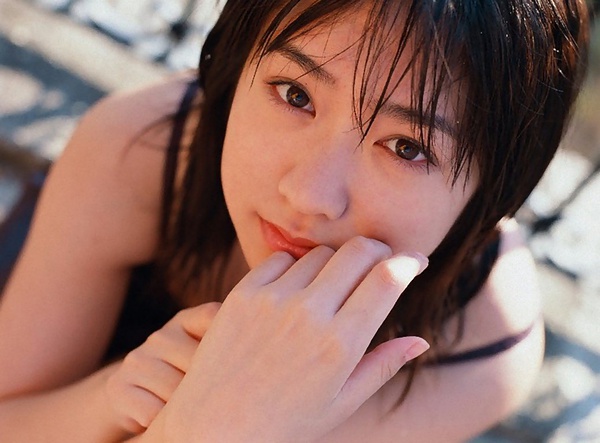 池胁千鹤/池脇千鹤Ikewaki Chizuru。日本女明星,童星出身的池胁有着很好的戏剧功底和演戏的天分,从小演了很多极获好评的剧集,如与堂本刚等人合演的《夏之雪》。中学时代从所在大阪府立玉川高等学校退学,进入演艺界。