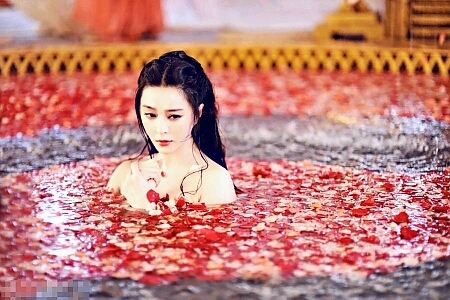 武大头:“娘娘,人家都叫我‘武大头’,蒸的好桑心。”,淑妃:“有时候,大头也是一种福气。”~武大头:“也是,至少我不是小笼包。”淑妃:“是呀是呀,你可别把自己蒸成武猪头。人家说大头大头,下雨不愁。人家有伞,我有大头。该蒸蒸桑心的是哪小笼包鸡腿呀。”武大头:“可是,这头太重了,臣妾真的承受不住啊!”淑妃:“那也没办法,谁叫你是武大头而不是小笼包呢?你若是那小笼包,便只要蒸蒸桑拿,油锅炸炸便可成型。”武大头:“于妈不雷便是德!!!那我也蒸蒸”