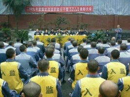 很多女生都喜欢好男人:
早上6点准时起床,
晚上9点准时上床睡觉。
不抽烟、不酗酒,不逛夜店、
不泡妞,不打牌,也没应酬,更没有绯闻。
生活中没有什么秘密可言,
不藏私房钱,不玩微博微信,
连暧昧短信都没有一个。
稳重、随和,
平时不是静静地呆着思考着未来,就是读书学习,
非常听话,衣着整洁常新、
这样的男人在这里………