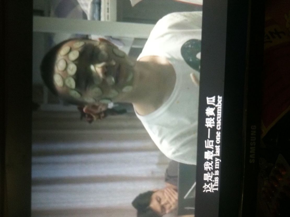养个儿子……跟玩游戏差不多,建个帐号,起个名字,然后开始升级,不停的砸钱……砸钱……砸钱……一年升一级,等以后等级起来了,装备也神了,却被一个叫儿媳妇的盗号了!
养个女儿……就象种一盆稀世名花,小心翼翼,百般呵护,晴天怕晒,雨天怕淋,夏畏酷暑冬畏严寒,操碎了心,盼酸了眼,好不容易一朝花开,惊艳四座,却被一个叫女婿的瘪犊子连盆端走了!