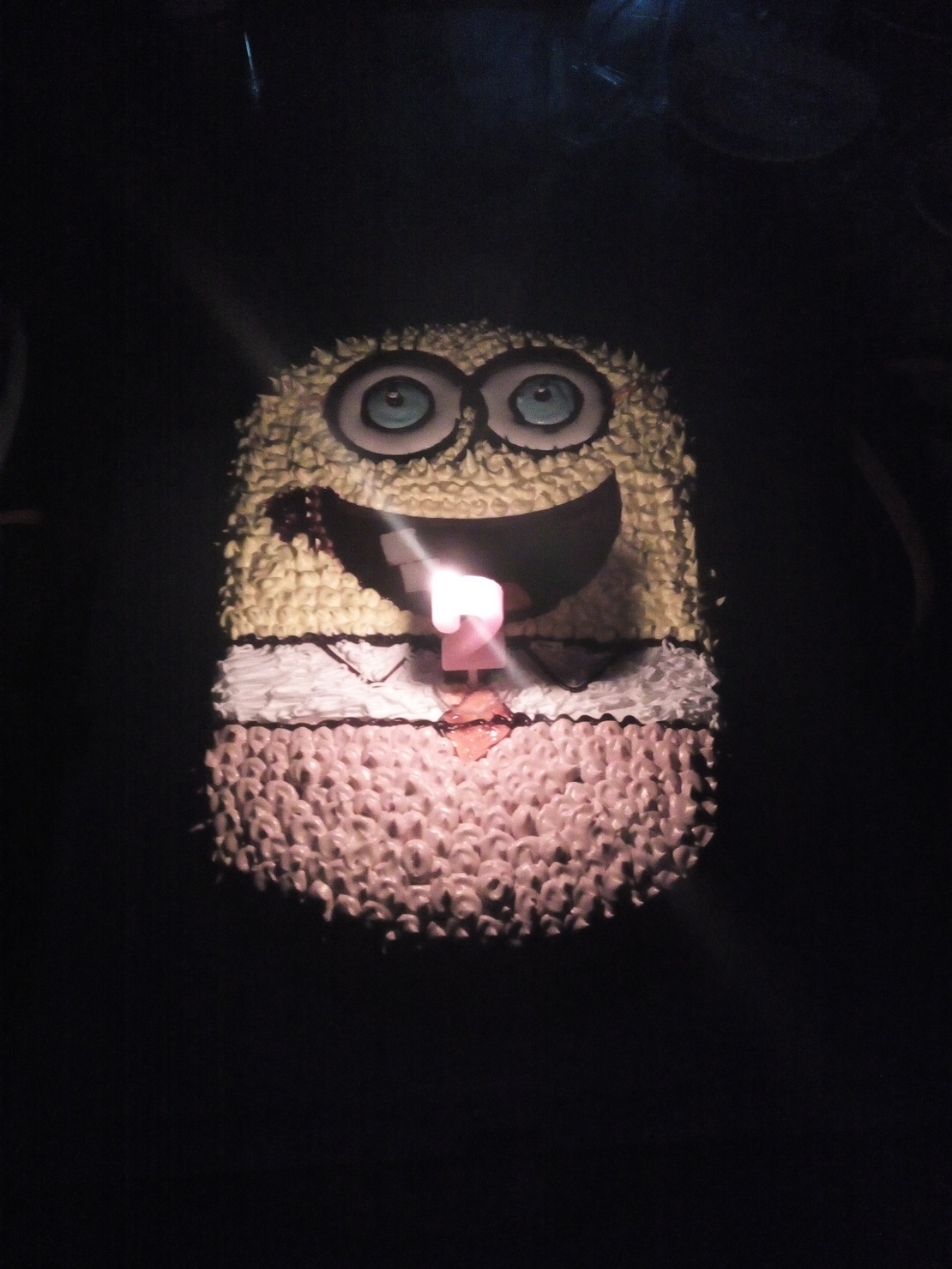 结果关灯吹蜡烛时,把全场人吓尿了