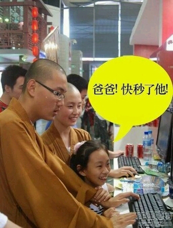 二大爷买西红柿,挑了三个,摊主秤了下说:“一斤半,三块七。”二大爷说:“我就做个汤,用不着那么多。”说完就去掉了个儿最大的那个。摊主迅速又瞧一眼秤子:“一斤二两,三块!”正当强哥看不过去想提醒大爷注意摊主的秤时,二大爷从容的掏出了七毛钱,拿起刚刚去掉的那个大的西红柿,扭头就走了……