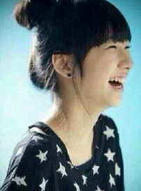一哥们儿充话费时,输错了一位号,替别人交了100,有点心疼,就打过去说:“大哥呀,能不能给充点回来?80、50都可以。”电话那边的哥们特郁闷地说:“兄弟呀,我真他妈想抽你,年底了,全是要帐的,我好不容易弄停机了,你个败家玩意又给我开通了,你说我也不认识你,你咋那损呢!/偷笑