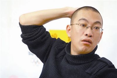 三月李代沫,四月文章,五月黄海波。本以为六月世界杯就没事了,没想到都到月底了,宁财神,你还是来了。
你进去了,我也跟着来了,这才是真爱。
歌手李代沫,演员黄海波,导演张元,投资人薛蛮子,加个编剧宁财神,《新监狱风云》就差个女猪脚了。
这位预言帝,能不能预测一下,今天买哪支队好呢?