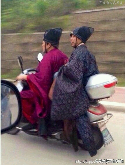 狗剩晚上酒后驾车,遇到交警查车,他推开车门撒丫子就跑,交警没有追上。狗剩边跑边给媳妇打电话,让她马上报警,说家里车刚刚被盗。第二天车辆找到,带着锦旗去交警队取车,狗剩握着交警同志的手,激动万分。交警说:“这都是我们应该做的,昨晚那小子跑太快,一看就不是啥好人!”