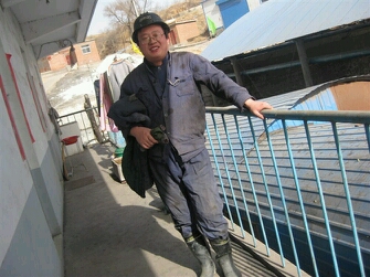狗剩他小舅子满脸委屈的找到强哥诉苦:“唉,原来在山西下井,吹口哨被记违章,这次来到济宁安居煤矿,下井吹口哨又被罚了300块!我去问为什么,人家就是没有明确答复,就是不让在井下吹口哨,这是为啥呢?呜呜呜…”强哥赶紧开导他:“别激动,没事的!强哥给你讲讲,我们煤炭行业的老祖宗是太上老君,只要是火里求财的都供奉太上老君,比如打铁的、烧石灰的、钢铁业等。太上老君小名就叫‘哨子’,所以不能随便吹口哨,这是对祖师爷的不尊重!明白了吗?”他恍然大悟,“强哥,你真是博学多才呀!要是俺姐姐嫁给你多好呀!”强哥的脸瞬间通红…