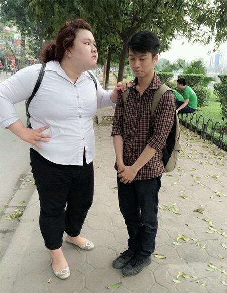 强哥挤公交车,身旁一个矮胖女人身子一晃,踩到了俺脚上。女人回过头问:“踩疼你啦?”强哥惜香怜玉摇摇头说:“不疼。”话音刚落,那女人立刻兴奋地说:“这么说我减肥终于有效了!这些日子,我踩了好多人的脚,就你一个人说不疼!”唉,丰满匀称有啥不好呢?何必为难自己?健康开心就好!