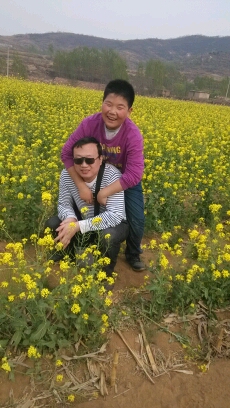 儿子问我:“你说诸葛亮大概有多重?”强哥精通三国,还在电视剧中看过诸葛亮,于是说:“他应该和平常人的人体重差不多,估计50多公斤吧。”儿子恍然大悟地说:“我听人说‘三个臭皮匠,顶个诸葛亮’,一直以为诸葛亮是大胖子。现在看来,不是诸葛亮大重了,而是那三个臭皮匠太轻啊!”强哥无语了…