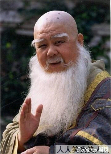 俺们村李秀才能掐会算,经常赶庙会算卦。这天赶庙会遇到一位道士也在摆摊,看到李秀才老远就打招呼:“这位仁兄,我看你有血光之灾,不如我给你破解一下吧!”李秀才哪吃这一套!反驳到:“妈的!我看你才有血光之灾!”于是二人打起来啦…道士被打的鼻青脸肿,跪在地上求饶:“高人,我错啦!是我有血光之灾…”