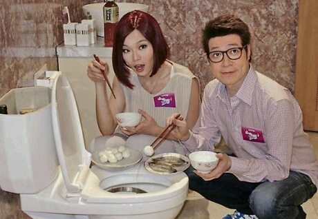 狗剩到岳父家吃饭,小舅子问:“姐夫,你什么时候也买套大房子,让我姐也享受一下啊?” “我可没那么多钱!不过,我有个漂亮的女儿,等她长大了找个有钱的女婿,到时你姐不就住上大房子了?” 岳父说:“女婿啊,这想法不可靠。想当年,我也是这么想的,你看现在…”