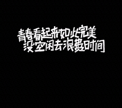 某人去买祭品, 看到居然有纸糊的苹果手机。 就问:啊哈!苹果手机5?老祖宗会用吗? 店老板白他一眼说:乔布斯都亲自下去教了,你还操什么心? 他便买了一个,刚要转身走, 老板提醒:买个手机套吧,下面蛮潮湿的。 他说好, 老板接着说:再买个蓝牙耳机吧,最近下面也出台了新交规,开车打电话抓得严。 他又买了个耳机, 老板继续善意的提醒到:最重要的还要买一个充电器啊,别忘了烧充电器,回头祖宗找你要就不好了,光找你要还是小事,叫你送去就麻烦了! 他又买了充电器。这时候,客户朝老板要了名片,老板问要名片干嘛,他说我烧给祖宗,万一有质量问题我好让我祖宗来找你!!