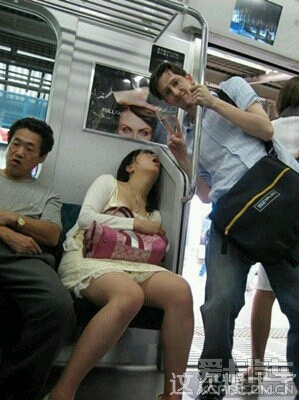 妇女主任冲进医院就握大夫的手:“大夫,您帮帮我吧,我男人不接我电话了,人都找不着了,还要和我离婚,我咋办...”医生一愣忍不住说:“这里是医院!”只见妇女主任把衣领一拉,露出脖子:“求求您快点给我检查一下然后开个证明,这真的是我自己抓的,不是吻痕!”