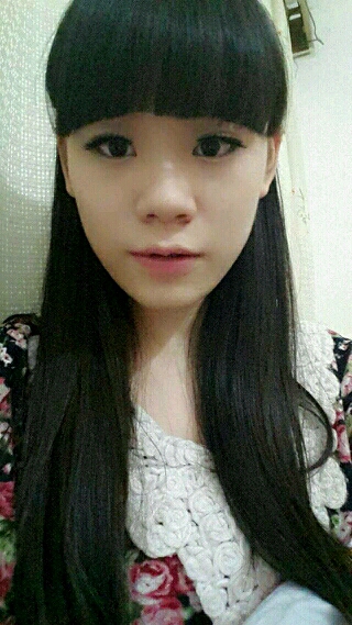今天真郁闷。
今天和女神第一次约会聊天,我说了一大堆,她反应却相当冷漠,不是“呵呵”就是“哦”;
我说你能不能换句别的,结果她撇下一句“我去洗澡”就不理我了。
看来,注定孤独一辈子的我,就是屌丝命,没法改变了,于是我毅然选择了离开,将她一个人留在了宾馆。。。