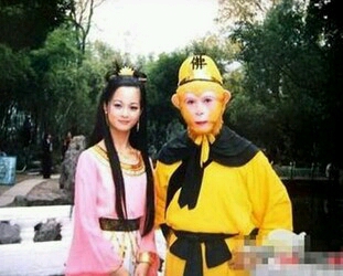狗剩他爹在村里看大门,对工资待遇和福利很不满意。特别是每当看到妇女主任和村长一起出差,还有晚上村长屋里熄灯时,狗剩他爹就咬牙切齿、指爹骂娘!
强哥安慰他,给他讲了一个真实的故事:孙悟空找帝哥去闹:“我当弼马温是多大的官呢,今天才知道,原来就是马夫!我这么大能耐,你让我给你养马?这不是欺负猴儿吗?”和事佬太白金星赶紧拦住他,附耳说道:“知足吧。刚参加工作就能养马已经很不错了!你看那边那个太上老君,干了多少年啦,到现在还在烧锅炉!嫦娥妹子天天跳舞,也只是个小三儿呀,户口还没转正呢,就连她那廉租房都没有暖气!”
听到这里,狗剩他爹开心的笑了…亲,你的心情是否也好多了呢?要不我让帝哥来陪你玩几天?