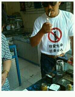 早晨去吃早饭,走到一馄饨铺前看到一个老头在吃馄饨,那馄饨是又大又多!我吃一碗肯定饱了!强哥便问老板:“多少钱一碗?”老板回答五块,我就要了一碗。等老板把馄饨端上来后,才发现不及老人的三分之一,就问咋不一样啊?老板看了一眼老头后对我说:“你跟他比啊?他是我爹!!!”我靠,他爹是托!!!