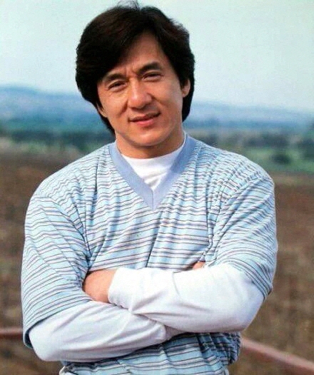1975年,拍摄《少林门》时被打致完全失去知觉。
1978年,拍摄《醉拳》时眉骨受伤,眼角被踢爆。
1978年,拍摄《蛇形刁手》时被踢掉一颗门牙。
1980年,拍摄《师弟出马》时鼻骨撞裂。
1982年,拍摄《龙少爷》时下颚撞伤。
1983年,拍摄《A计划》时颈骨重伤,鼻骨再次撞烈。
1985年,拍摄《威龙猛探》时伤手指骨。
1985年,拍摄《警察故事》时脊椎骨6-8节及骨盆撞裂移位。
1986年,拍摄《龙兄虎弟》时树枝干不慎截断,从高空坠下,左耳头骨凹陷脑出血,碎骨内移,右耳严重受损。
1989年,拍摄《奇迹》时,鼻骨撞裂。
1990年,拍摄《飞鹰计划》时胸骨被打裂移位。
1992年,拍摄《超级警察》时颊骨撞至移位。
1993年,拍摄《城市猎人》时被撞伤膝部,右肩扭伤,关节脱臼。
1994年,拍摄《重案组》时扭伤大腿。
1994年,拍摄《红番区》时腿部严重骨折。
1995年,拍摄《霹雳火》时脚骨在开车时撞裂。
1996年,拍摄《白金龙》时嘴部撞裂。
1997年,拍摄《一个好人》时跳桥撞伤鼻骨,高空坠下,伤颈骨。
1998年,拍摄《我是谁》时左边肋骨和脚踝受伤。
2001年,拍摄《特务迷城》时尾椎软骨受伤。
2002年,拍摄《飞龙再生》时眼部受伤,当场血流满面。
2005年,拍摄《宝贝计划》时不慎从15米大树掉落,头部直接撞击水泥地面,左臂及左腿均粉碎性骨折。
他是唯一一个拍电影从来不找替身的国际动作巨星
他是唯一一个身兼十五项职务而破吉尼斯记录的人
他是唯一一个敢从高空直接跳活火山而破吉尼斯记录的人
他是唯一一个名字被命名为美国某一天节日的动作巨星
他是唯一一个被授予大不列颠帝国勋章的动作巨星
他是唯一一个连获31年不同世界荣誉的动作巨星
他是唯一一个引领华语电影几十年的动作巨星
他是唯一一个世界上出品过最多动作电影的动作巨星
他是唯一一个亚洲电影票房最多的动作巨星
他是唯一一个得到所有好莱坞动作明星认可的动作巨星
最后
他是唯一一个让我视作生命的人
他叫成龙
我爱成龙