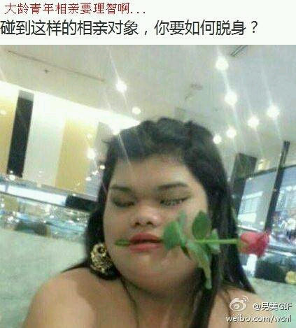 狗剩和美女约会路过一家花店。美女拿起一束红玫瑰,一脸娇艳地问:“好看吗?”狗剩老实答:“好看。”美女再问:“真的好看吗?”狗剩肯定地点点头,仍无任何行动。美女终于忍不住提示他:“我也觉得挺好看的,而且非常喜欢。”狗剩十分诚恳地说:“喜欢那就多看会儿!”