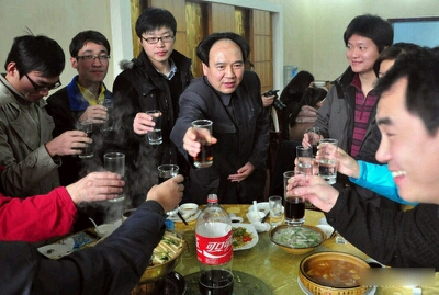 军事演习中,一棵炮弹打偏落在村口场院里。部队领导赶紧去查看,只见麦秸垛旁狗剩和李寡妇站在那里,衣衫不整,狗剩浑身哆嗦,双眼含泪,而李寡妇却不以为然的说:“奶奶的!不就是偷情嘛,犯得着用大炮轰我们吗?你们当官的天天去宾馆约小三儿我也没去砸门呀!!!”