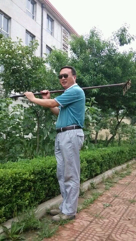 中国人思维定式:一提到女秘,就想到小蜜;一提到女官,就想到被窝; 一提到领导,就想到贪污;一提到贪官,就想到二奶; 一提到桑拿,就想到小姐;一提到办事,就想到关系; 一提到工程,就想到腐败;一提到垄断,就想到奸商; 一提到打假,就想到假打;一提到狗剩媳妇,就想到村长;一提到强哥,就想到小臭妮!
