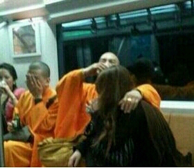几个僧人负责清洗少林寺全寺的衣物,方丈常对他们说:“只要肯用心,洗衣也能有大修为。”其他僧人渐渐地都倦了,只有小和尚“明风”始终铭记方丈教诲,用心洗好每一件衣物。终于有一天,功夫不负有心人,方丈将他破格升为一院执事!因为那一天,用心的“明风”,在方丈的袈裟中发现了几根长头发…