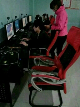 那天去网吧旁边坐的个男的。很很专心的打游戏后面站着个妹纸。妹子说好无聊,好头疼陪我出去转转。我想那男的肯定说等会儿再陪你出去转吧!结果那男的来句,要出去转你自己出去吧!说完又和他的游戏缠绵。嘴里还说:草和你说句话又让老子死了,我以为那女的肯定扭头就走,哪知她说:对不起,你玩儿吧,你玩完,我在转。我玩了一个多小时,那女的就以那样的姿势站了一个多小时。曾几何时我也那么傻?我也曾那样玩游戏而没有抱怨。对于这种男人,我只想说,草泥马,你他妈和游戏过一辈子去吧!