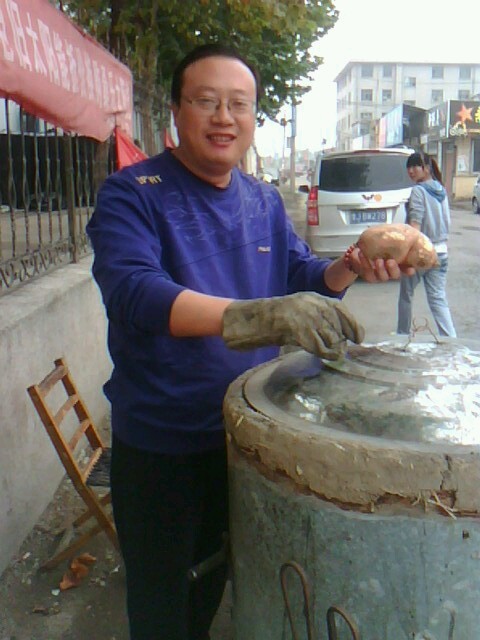 强哥去买烤地瓜,称了一个,四块一。大爷说:“一毛钱不要了。”我掏了掏兜拿出一角硬币,对大爷说:“天这么冷,您很辛苦,有零的我还是给您!”大爷感动的说:“谢谢啊!”强哥拿起地瓜转身就走了,大爷在后面追着喊:“小伙子,你只给了我一毛!那四块没给呢!”