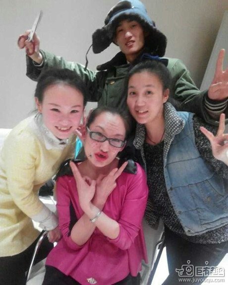 大街上,一老太太不慎摔倒。一个小学生刚好路过,连忙把老太太扶起,关心道:老奶奶,你摔痛了吗?老太太笑道:不痛,小朋友你叫啥名啊?他眨巴眨巴的望着老太太,自豪的回道:叫我雷锋好了!说时迟那时快,老太太突然对着街道的人群咆哮道:“抓住雷锋,就是他把我绊倒的!!!”