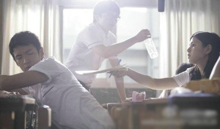 在学校,你埋怨宿舍怎么不好。但一毕业你就会发现,再没有比宿舍更好的地方了,一年房租一千多,水电暖气免费,不用你扫厕所,周围有3块就能洗一桶衣服的洗衣店,15块就能吃一天的餐厅,复印1毛一张。和你最好的朋友们住一起,每天有看不完的20岁的姑娘们。毕业这事儿,简直不敢细想。