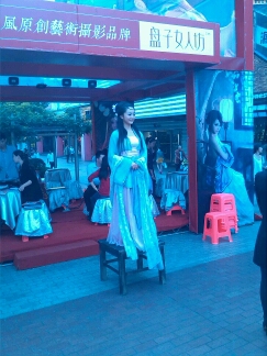 一刚毕业的哥们儿来我学校和我玩(此人比较爱装b),晚上我们在女生宿舍楼下他给我喜欢的女生打电话“喂~你好,是不是××”“嗯!是呀,你是谁”“呵呵,我是谁,我是陈欧,知道不?”“陈欧?~欧你妹呀”嘟~嘟~嘟……(此女生有双大眼睛,很漂亮很温柔,在她面前我就感觉自己是只狼所以不敢靠她太近)