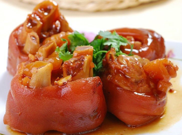 昨天去饭馆聚餐,邻桌妹子要了一个酱猪蹄,服务员端上了一个猪蹄,随口问需不需要切一下,妹子同意了。很快切好的猪蹄就又端上来了,这时只见她用筷子夹着猪蹄拼了起来,拼到最后发现少一块!妹子急了,把老板叫来解决,老板只好白送了一个猪蹄,玩拼图地妹子伤不起呀!