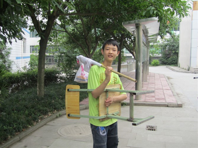 记住做人一定要低调,含蓄点,别动不动就把屁大点事拿来发微博发说说,男朋友出车祸,老妈子挂了也要拿出来炫耀,你要知道高手在民间,大神多隐于市。我放下镶有220K拉蒂克的咖啡杯,轻轻的在微博上发了条消息:“呼,刚才看了下今天的报纸,还好昨天炸伊拉克飞机场的事没被发现!”