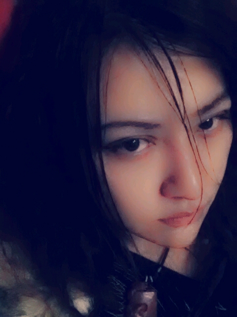 今天下午淋雨騎著自行車,地上太滑摔了一跤,回去男朋友說,沒事沒事,你若安好便是晴天,正想著他關心倍至 倍感欣慰!他接下來說,你若安不好,奶奶個熊,我可饒不了你,這可是我的 百公里耗油0升呢。你丫的等著挨收拾吧!
天啊。天啊,這麽有名的一句話,就用在了這裡,我只想說 男朋友沒文化真可怕啊!