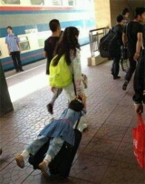 【笑话】就当人们不满压迫,造反了呗:阎王爷问:“你确定吗?”黑猪坚定地点了点头。“傻逼,下辈子还要做猪?”虽然是小声嘀咕,但还是被黑猪听见,黑猪说:“是这样的,我们猪吧,什么都不用干,吃了睡睡了吃,人们还给我们盖房子打扫房间。这种待遇放在人里,就是皇上了。”“可你们最后会被杀掉呀。”“就当人们不满压迫,造反了呗”。