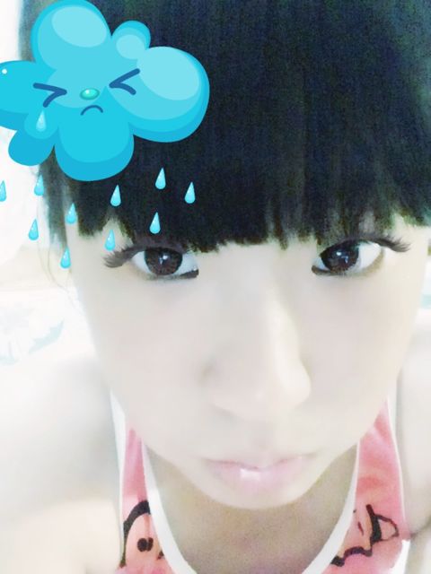 一天一个妹子去狂商场,来到Tv专柜!小姐:“不买不要乱碰这是新款!”妹子淡定的说:“好的!”那麻烦问一下这期一共有几款?小姐说:“5款!”妹子说:“好的,那全部包起来吧!”专柜小姐动作麻利的打包了五款,然后献眉的问道:“请问是刷卡还是现金?”妹子回了一句:“我又没说要买,你新款不让碰,那就包好放起来呀!”
