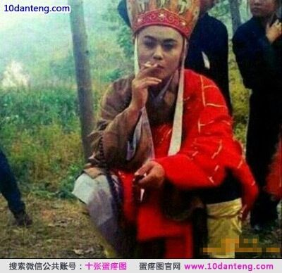 有一师徒小偷。经常一起出门偷东西,后来师傅就经常找借口说去不了。有天徒弟并没有出去,偷偷跟着师傅。只见师傅往自己家中走去。徒弟好奇在外面许久。一便听到妻子在呻吟,徒弟破门而入。见师傅和妻子光着身子。师傅急中生智说徒弟你来的正好。这是我们这行最高境界(偷人)...现在我传授给你。徒弟一听。便说师傅你继续,我在一旁学。