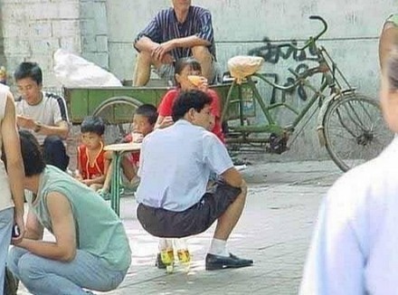 【男子用花露水瓶止痒 瓶子滑进肠道无法取出】重庆的徐先生用花露水瓶子挠肛门瘙痒时,不慎一屁股坐下去,将瓶子完全塞进了肠道。最终经过手术,才将这个长达18厘米、宽5厘米的瓶子取出。“取了这么多异物,第一次遇到这么难取的。”医生在手术下来后感慨道。