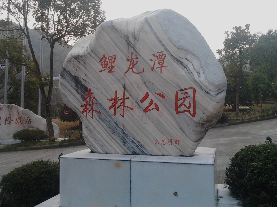毛主席从水晶棺复活, 中国动荡不定,玉皇下旨让毛泽东复活三十年,今日升旗时刻,毛主席从纪念堂走出来,吓坏旗手,同志们别怕,我是润之,玉帝令我再活三十年,各项生理指标处于其50岁水平。新闻发布后,五洲震荡,风雷湍急。 1、奥巴马立即声明:三天之内废除与台湾关系,撤走在亚洲一切军事力量。 2、日本首相当天下令炸毁靖国神社,并指出钓鱼岛是中国领土,赔偿侵华损失十三万亿美元。 3、欧盟声明:解除对华武器禁售。 4、普京签署公告称,大兴安岭以北三百万平方公里属中国。 5、蒙古向联合国递交声明,蒙中历来是一个国家。 6、马英九表示一切听从大陆安排,并申请到文史馆当巡视员。 7, 菲律宾向中国退还南海所占领岛屿。 8,越南急电,愿重新成为中国附属国。 9,印度自动退出藏南,并承认该地区是中国领土。 10、金正恩正式通电六方会谈代表,按主席指示办。 11、达赖喇嘛躲进一个小寺庙专心念佛,宣称不再参与政治。 12、24小时内县级以上干部退缴赃款980万亿元。 13、企业主动改制归公。 14、129万二奶主动控诉贪官罪行。 15、2500万三陪女一夜之间从良。 16、全国股市一片红。 17、房价下跌60%。 18,十三亿中国人民再次唱响:东方红,太阳升,中国又有了毛泽东!