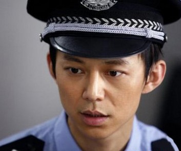 警察在路边抓到四个人赌钱,大怒,你们这是违法知道吗?第一个人说;‘没有赌钱,我只是看看’警察问那你呢!第二个人说;‘我只是在等候巴士而已’第三个人说插嘴说;‘我是在这里等我女朋友’警察看了看第四个人拿着牌,心想这不能抵赖了吧!第四个睨视着警察说;我跟谁赌呢!你说说看。。。