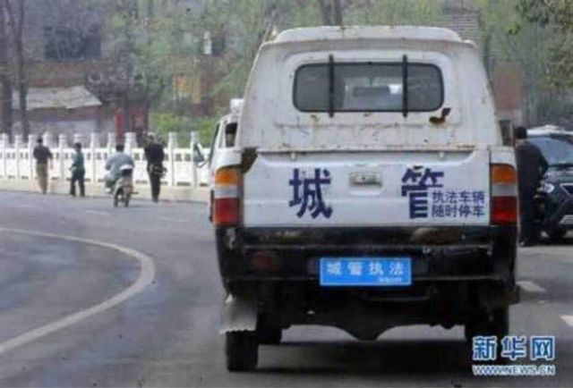 城 管之歌
找点空闲,找点时间,开着公车,出来转转;带上罚单,带上证件,揣着棍棒,马路上看看;上午没收了一车红薯,中午混来一桌好饭;收来罚款给领导数数,扣押的皮鞋让领导看看;常出来转转,出来转转,哪怕是掀个摊子砸个碗,不图咱为城市做多大贡献啊,一辈子不容易就欺负个小商小贩。