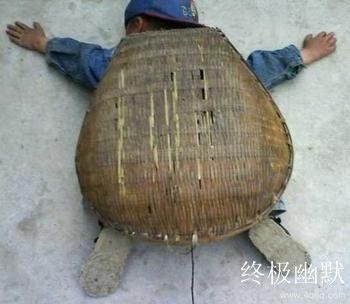 一男子头部受伤,血流不止,女友送他去医院。出租车上,女友用纸巾帮他止血,但是纸巾一会就不够了。女友从包里拿出一片卫生巾按在男子伤口,血果然马上就止住了,女友松了一口气。到了医院,男子在缝针的时候,女子问大夫病情如何,大夫拿着卫生巾说:你要是再换一片,估计这兄弟就挂了。