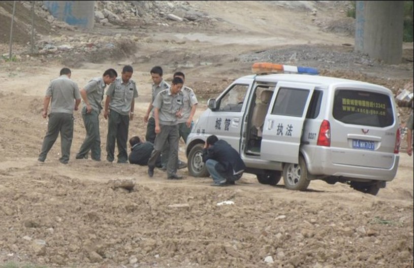 城管之歌:找点空闲,找点时间,开着公车,出来转转。带上罚单,带上证件,揣着棍棒,马路上看看。上午没收了一车红薯,中午混来了一桌好饭。收来的罚款给领导数数,扣押的皮鞋让领导看看。常出来转转,出来转转,哪怕是掀个摊子砸个碗,政府不图咱为城市做多大贡献啊,一辈子不容易就欺负个小商小贩