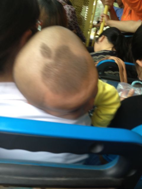 今天在路上看到一个小男孩得发型，震的我无