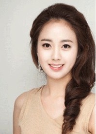 2013韩国小姐比赛结束后,一名记者去采访冠军“您好,得了冠军有何感想呢?”
“很激动,感谢家人。”
记者又去采访亚军“您得了这个奖有要说的吗?”
“很激动....”
记者离开又去寻找第三名:“您好,您得了季军有什么要说的吗?”
“你他妈有病吧!我是冠军,你都采访我三遍了,滚!”
