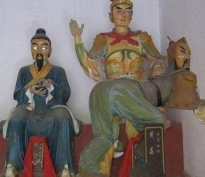 赤壁决战中,黄盖被周瑜打的屁股开花,不日抬去曹营,曹操轻抚着伤口,不解地问:「将军也算一代元老,敢问是何人决定下此毒手,才让你投奔于我?」黄盖老泪纵横,却坚定的说:「周瑜做了这个决定,别人怎么说我不理.....只要你也一样的肯定,我愿意,天涯海角都随你去。」(via黄有凤船长 )