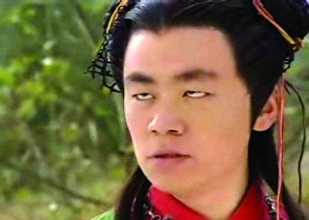 小雷年少时很贪玩,成绩非常差。有一次老师拿着他0分的试卷问他:“你知道猪是怎么死的吗?”小雷绞尽了脑汁也没有想出答案,老师哭笑不得,将卷子往地上一扔:“是笨死的!”是笨死的,猪是笨死的,这句话深深刺痛了小雷,小雷的心情非常郁闷,为猪伤心了好几天。