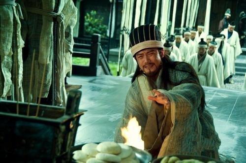 赤壁决战中,孔明召众将议事。孔明道:“周瑜火攻曹军,大家有何看法?”张飞惊呼:“满江大火,亮瞎了!”刘备白了张飞一眼,飞自知失言,低头不语。关羽见场面尴尬,小声支吾道:“恐明日曹操,难逃一死。”孔明哽咽道:“主公,他们骂我眼瞎也就罢了,但我何时日过曹操?”(蒜你丫贱)