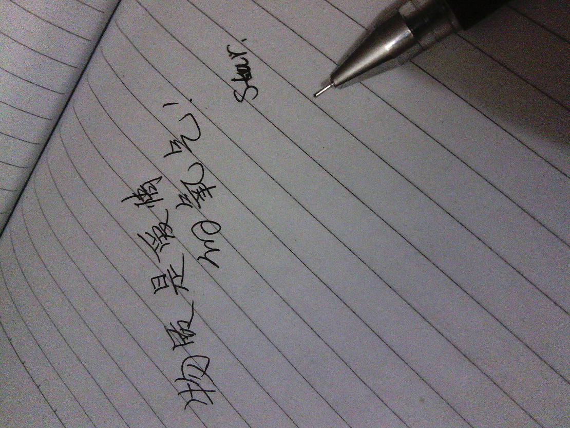 我也是听别人说的,打字也不容易!上高中时,有些老师对学生很是不好。一帮学生被压迫已久,便商量好好整老师。这天,这老师在课堂上讲课,坐后排的一男生面露痛苦之色,手捂着肚子轻轻地呻吟.老师也没搭理,继续说教,进行一半时,老师刚一转身面向黑板写笔记,这位男生突然"凹……哇……!!!"(呕吐的声音)同桌的一位男生以极快的速度将一瓶八宝粥倒于这位男生的课桌之上,老师回过头时正见桌上布满黄白之物。这时,另一位男生拿出一把小勺,一勺一勺地将课桌上的东西舀来吃,边嚼还边说:"嘿,这哥们中午吃的花生耶。" 老师见状:"哇……凹……",然后狂吐不止。