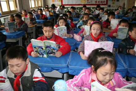 【厦门中小学生明起不要早读啦】明天中小学生开始上课,厦门中小学生取消早读课,小学不得要求学生8点前到校,初中不要求7:40前到校;不得根据学生的考试成绩编重点班;小学1.2年级不留书面家庭作业。ps:偶怎么不晚生几年……00后们!80后表示羡慕嫉妒恨…