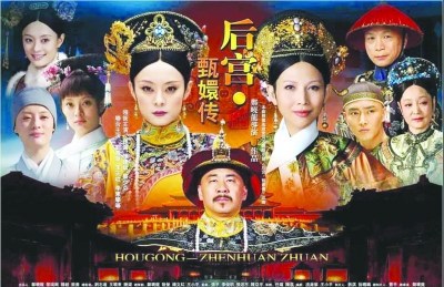 该片讲述了杰奎琳·肯尼迪,阴掉有黑手党撑腰的朱迪丝·埃克斯诺,毒死无城府的玛丽莲·梦露,并与赫鲁晓夫长期保持不正当关系,还帮他生下了一个叫普京的孩子,然后靠着当了肯尼迪和一位黑人女性的私生子(奥巴马)的养母而成功上位,最后弄死了肯尼迪。——这就是美国人听得懂的《甄嬛传》