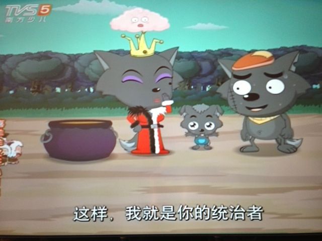 木木送给女友几十种花,女友都不满意。
木木实在猜不透,便问女友:"你说你喜欢花,我几乎把花店里的所有品种都买过了,你怎么一种都看不上?"
女友把手上的一束鲜花扔在地上,叹道:"唉,难道你真的不知道女人都喜欢哪两种花吗?一是有钱花,二是尽量花!"